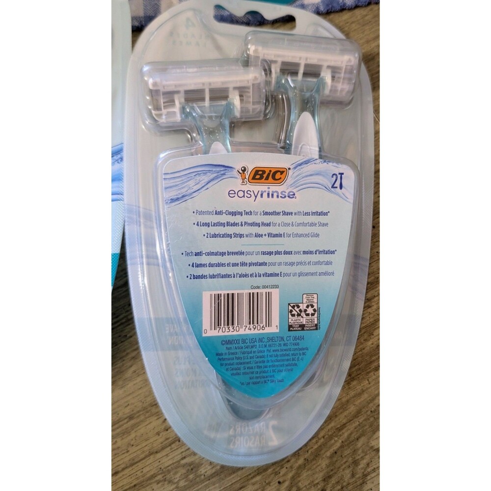 BIC EasyRinse Anti-Clogging Disposable Razor Bulk Set - 12 Razors - Picture 2 of 3